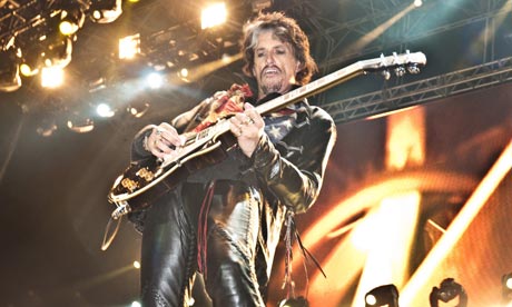 Гитарист Aerosmith Джо Перри попал в аварию